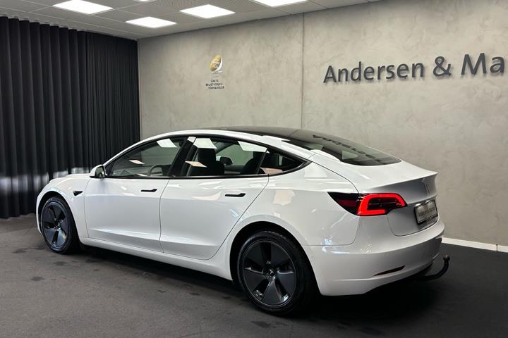 Hvid Tesla Model 3 fra 2021