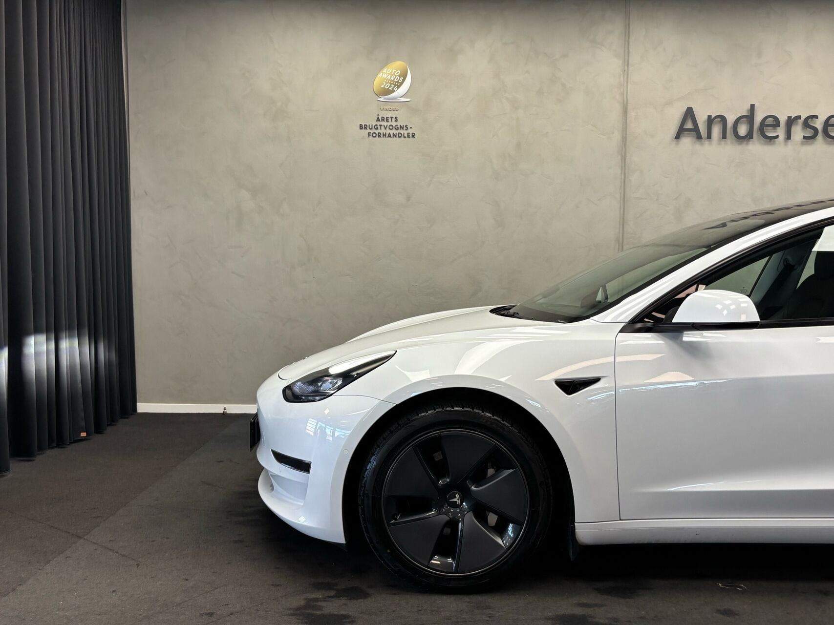 Hvid Tesla Model 3 fra 2021
