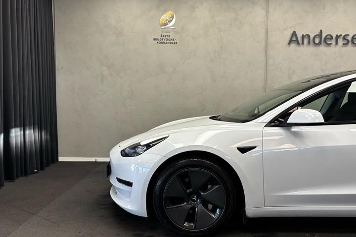 Hvid Tesla Model 3 fra 2021