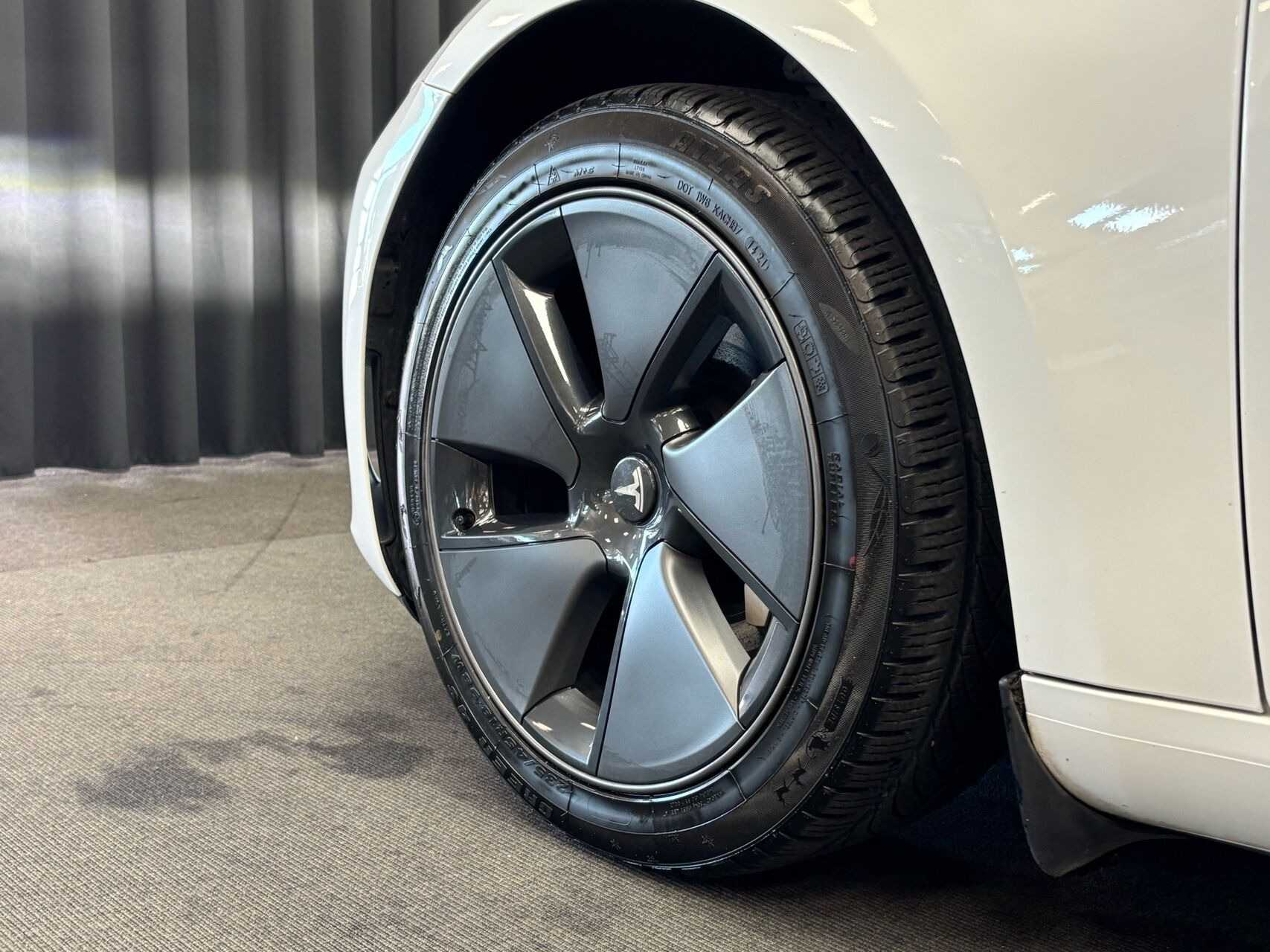 Hvid Tesla Model 3 fra 2021