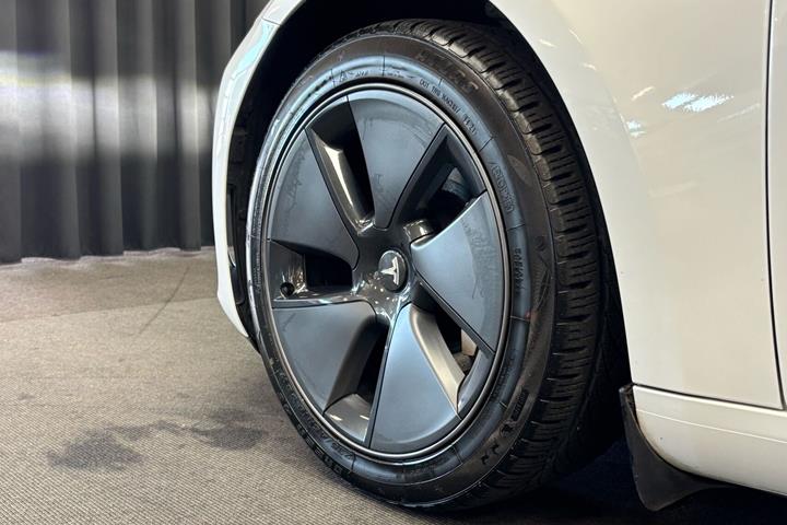 Hvid Tesla Model 3 fra 2021