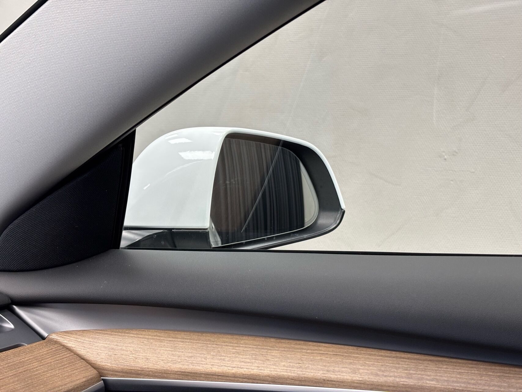 Hvid Tesla Model 3 fra 2021