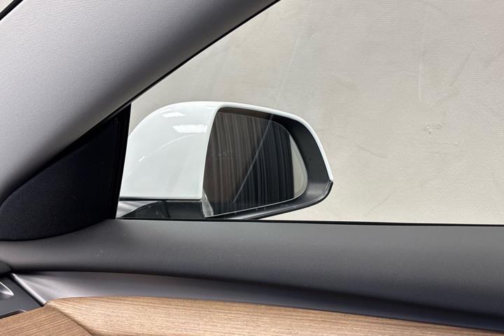 Hvid Tesla Model 3 fra 2021