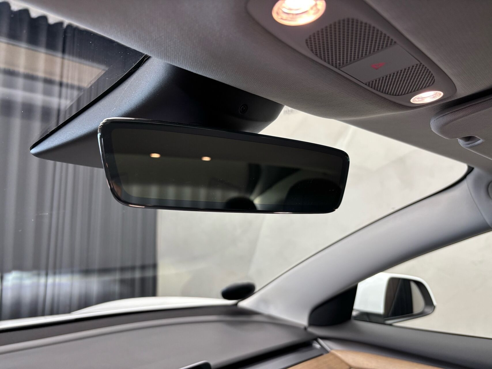 Hvid Tesla Model 3 fra 2021