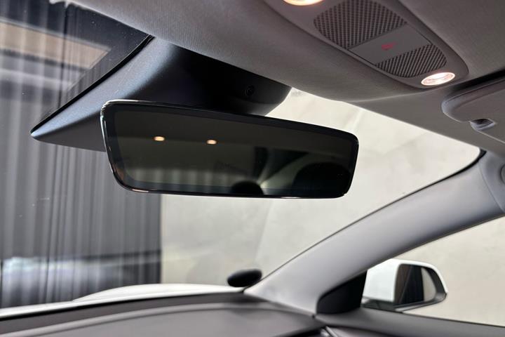 Hvid Tesla Model 3 fra 2021