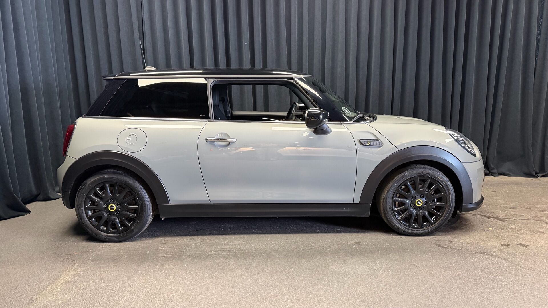 Grå Mini Cooper fra 2023