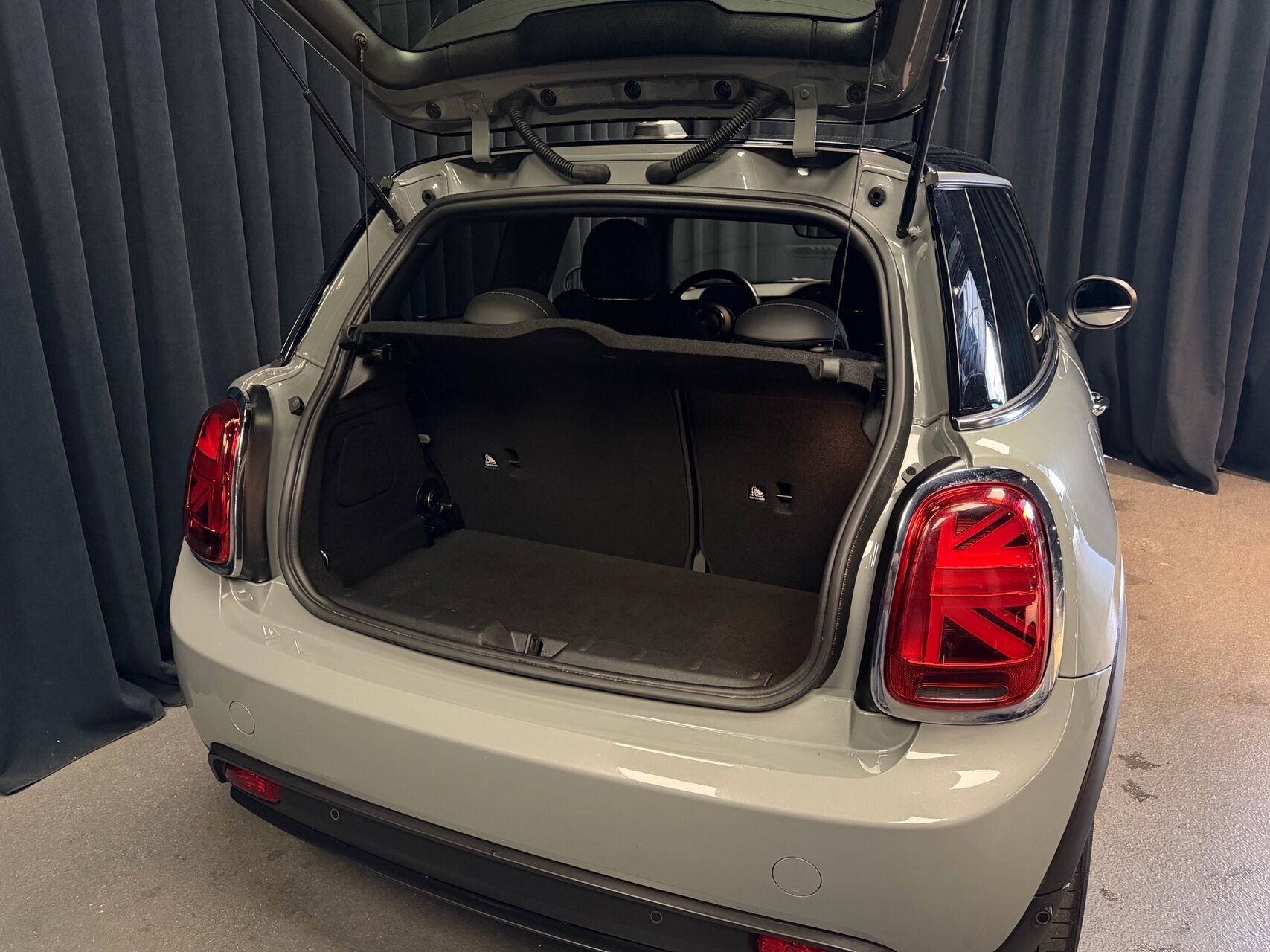 Grå Mini Cooper fra 2023