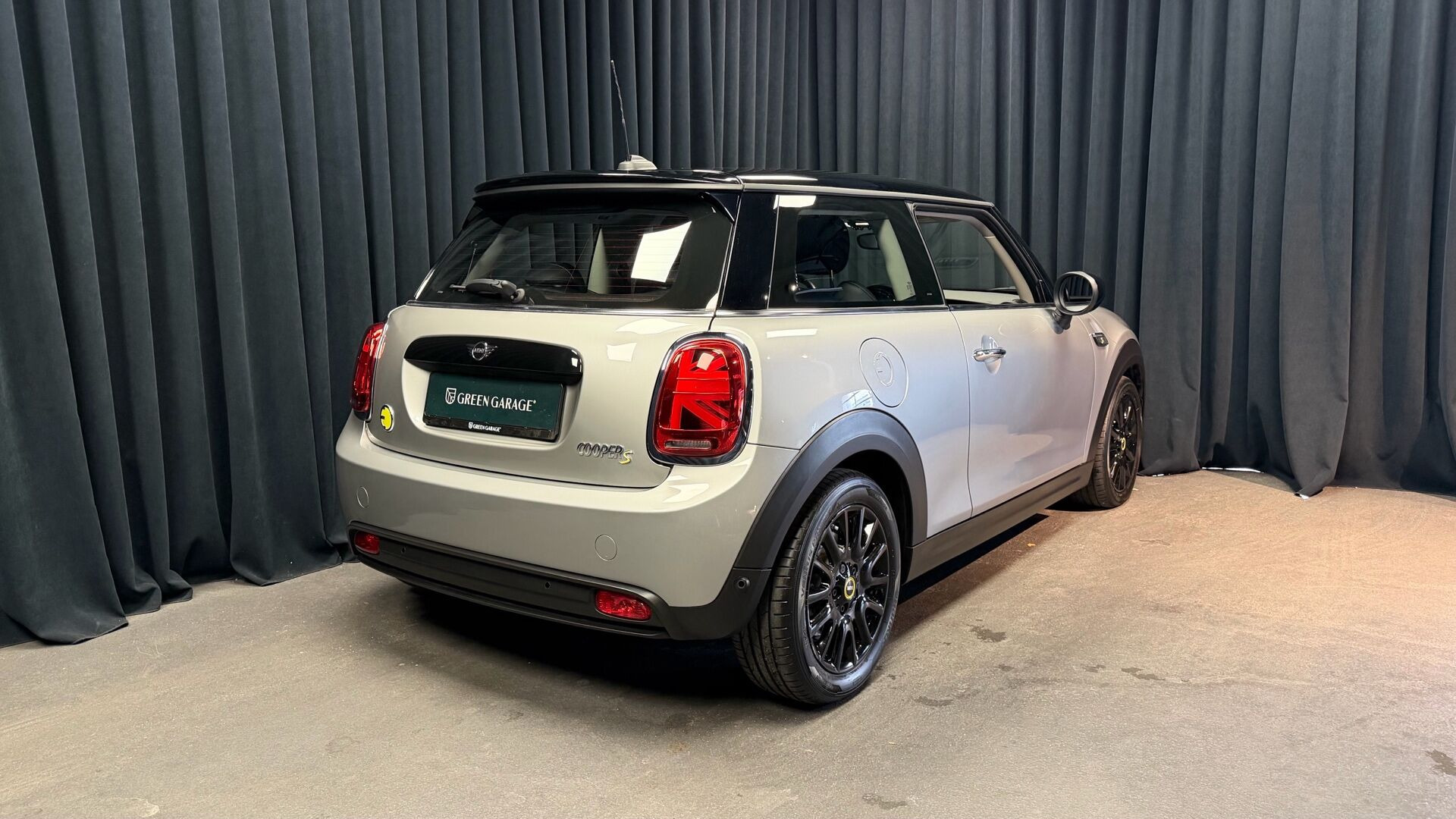 Sølv Mini Cooper fra 2023