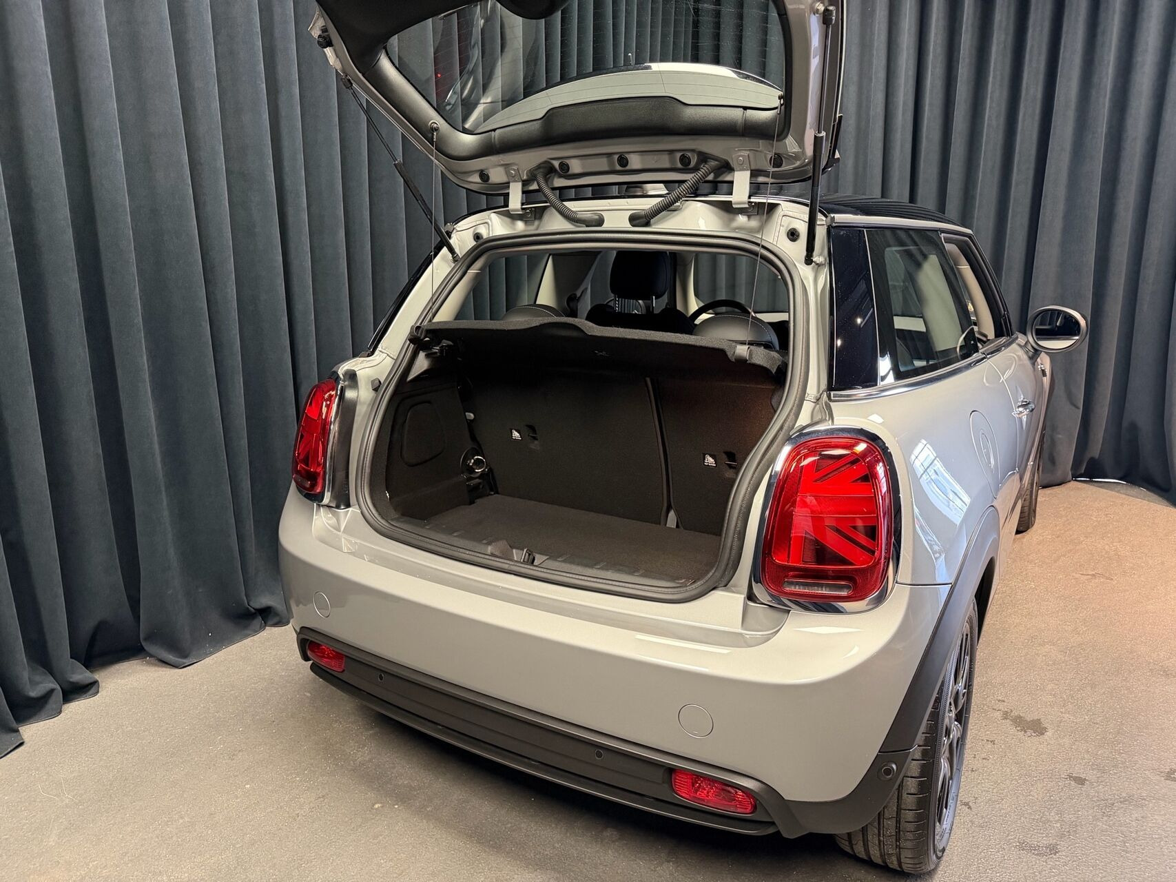 Sølv Mini Cooper fra 2023