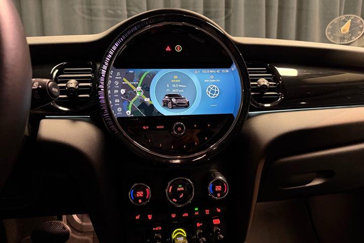 Sølv Mini Cooper fra 2023