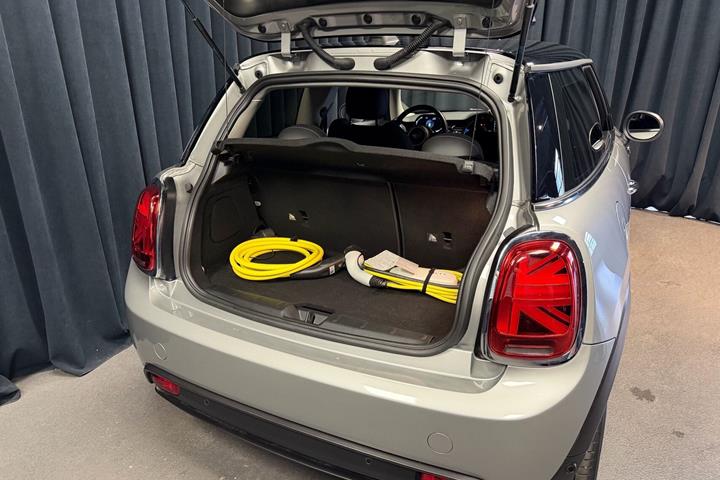 Sølv Mini Cooper fra 2023