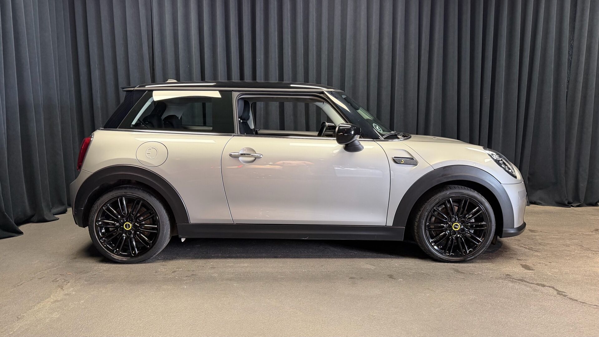 Sølv Mini Cooper fra 2023