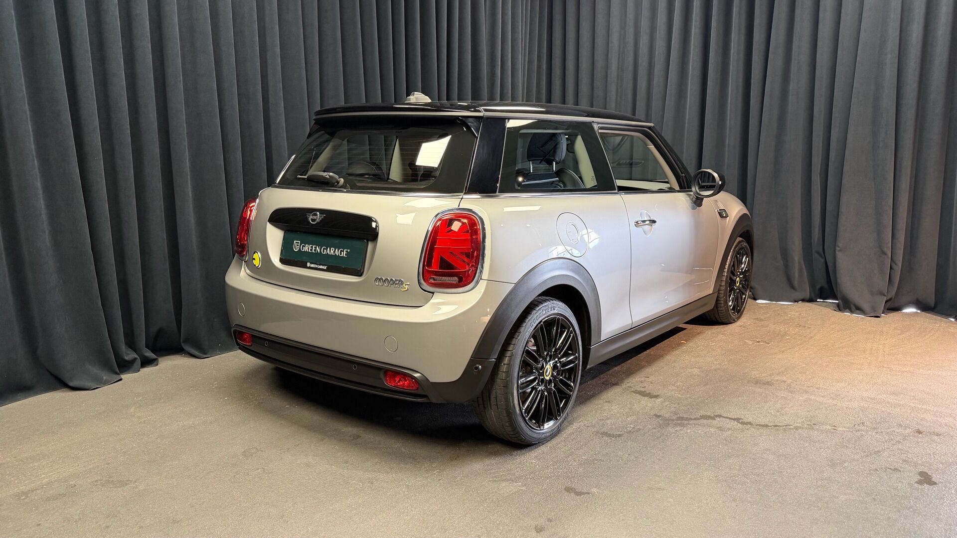 Sølv Mini Cooper fra 2023