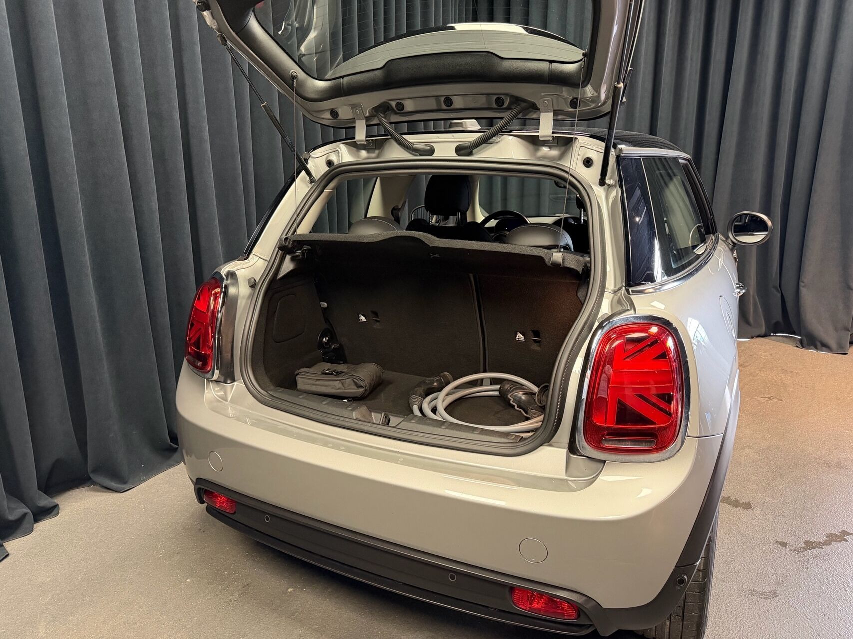 Sølv Mini Cooper fra 2023