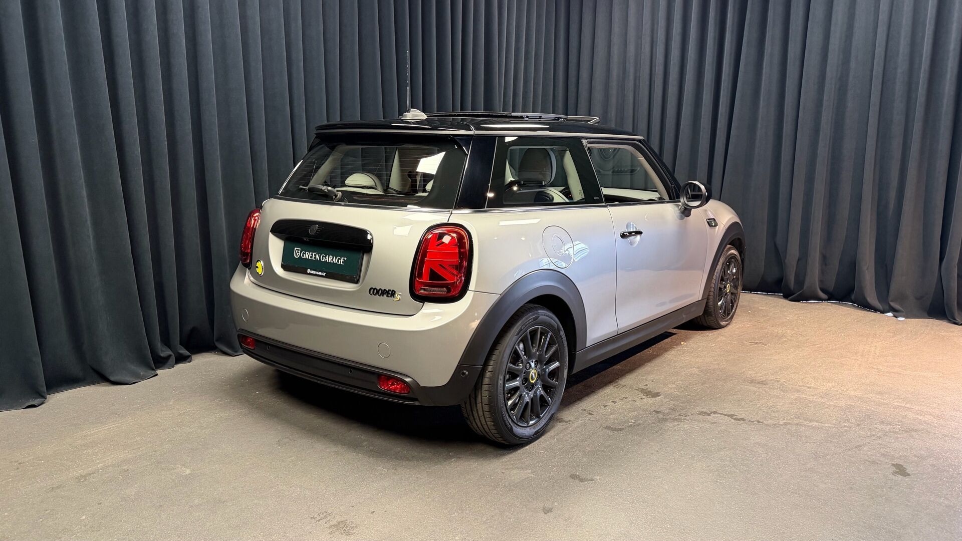 Sølv Mini Cooper fra 2023