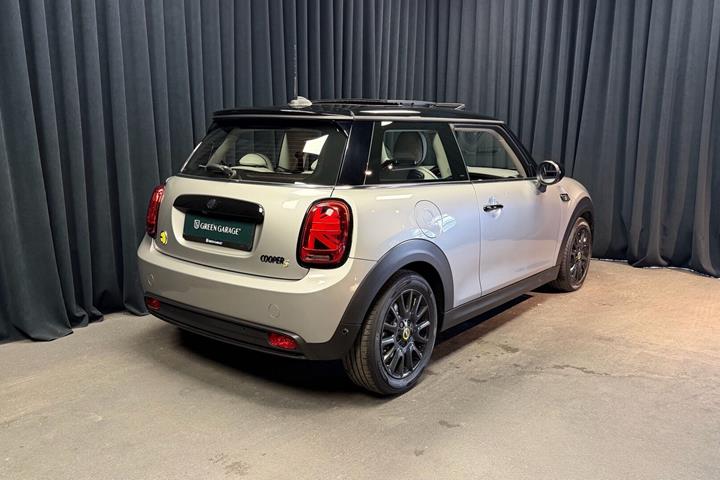 Sølv Mini Cooper fra 2023