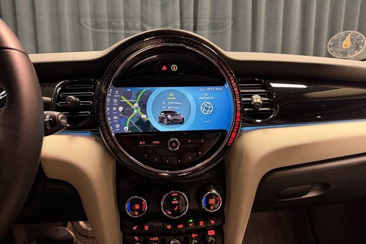 Sølv Mini Cooper fra 2023