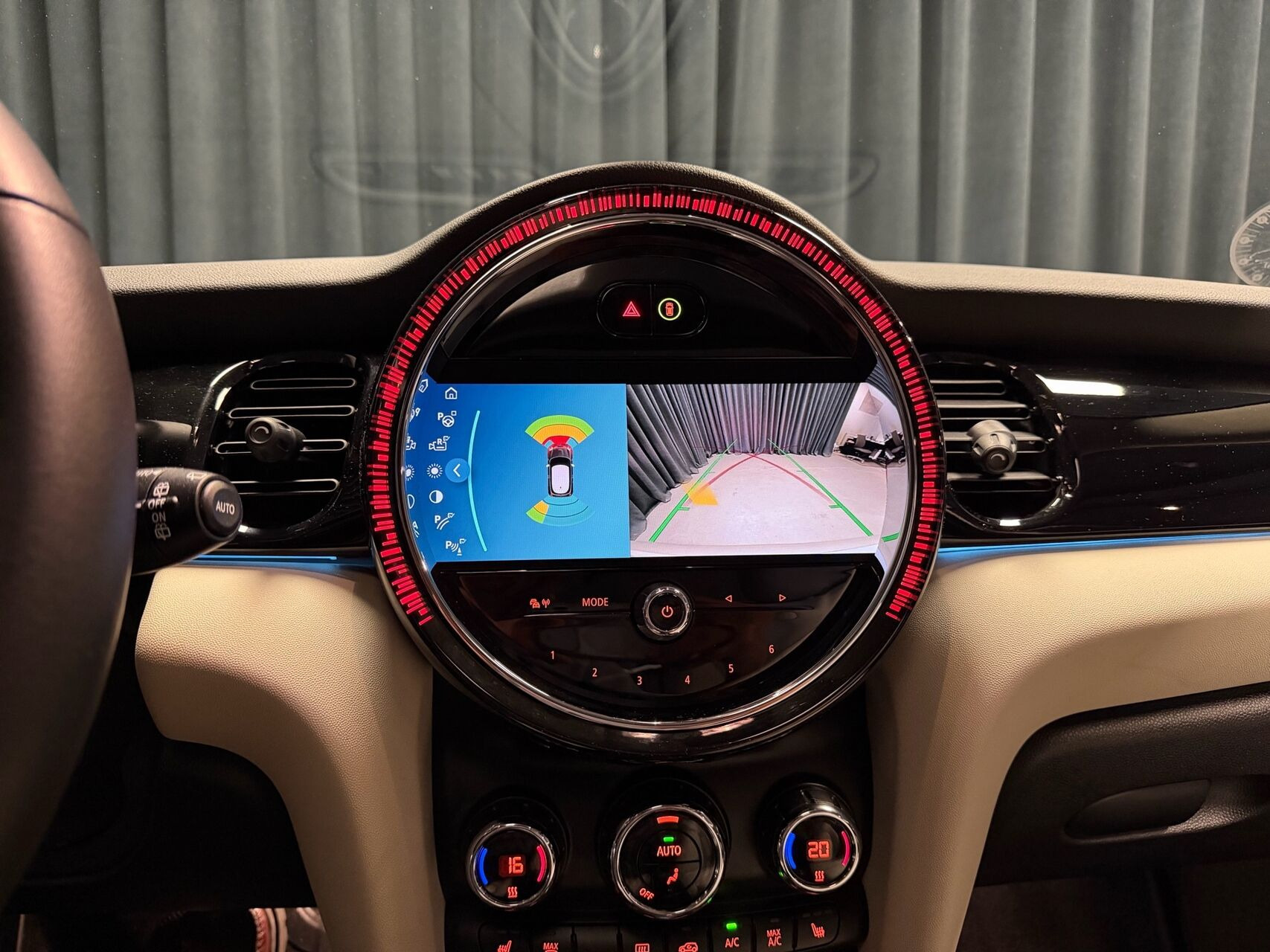 Sølv Mini Cooper fra 2023