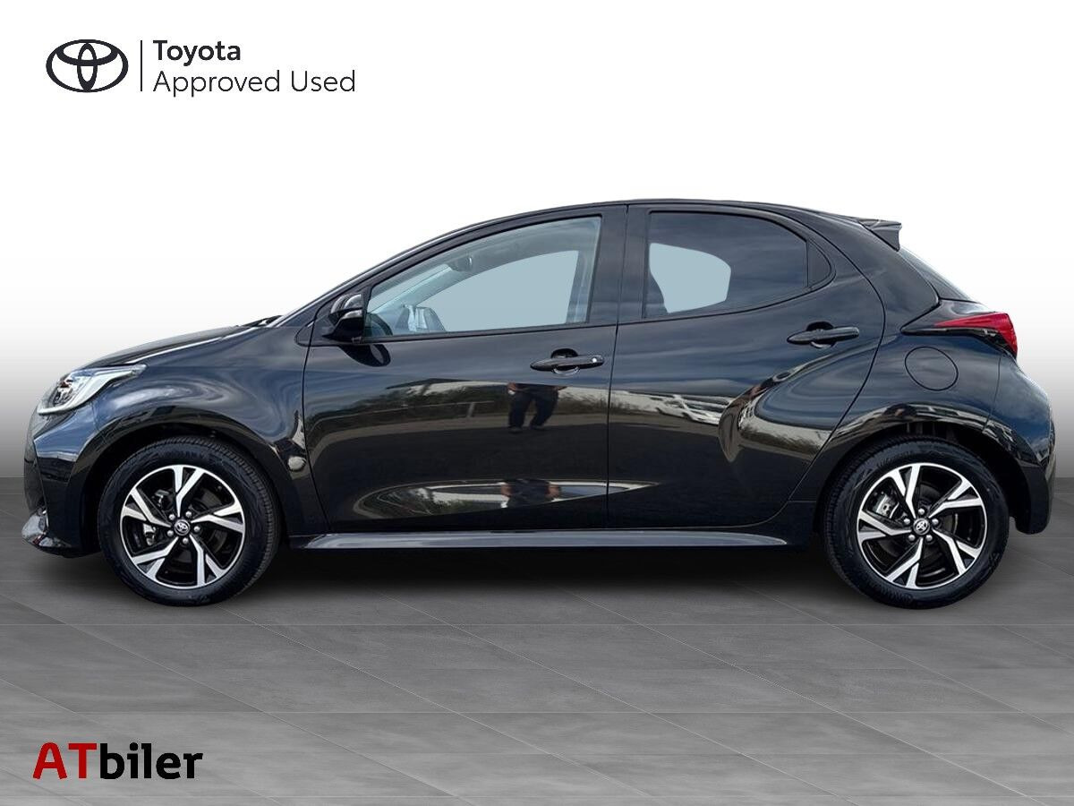 Sort Toyota Yaris fra 2024