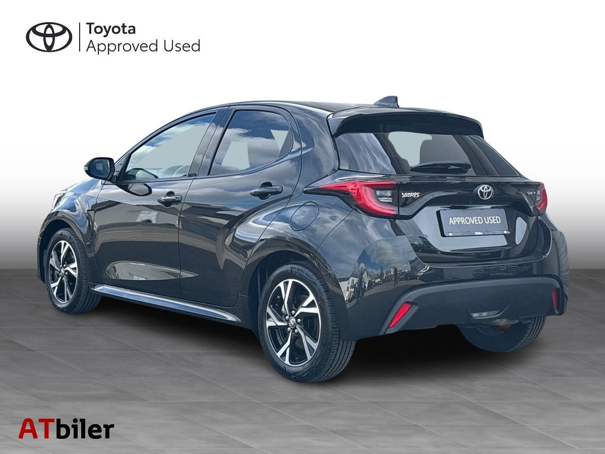 Sort Toyota Yaris fra 2024