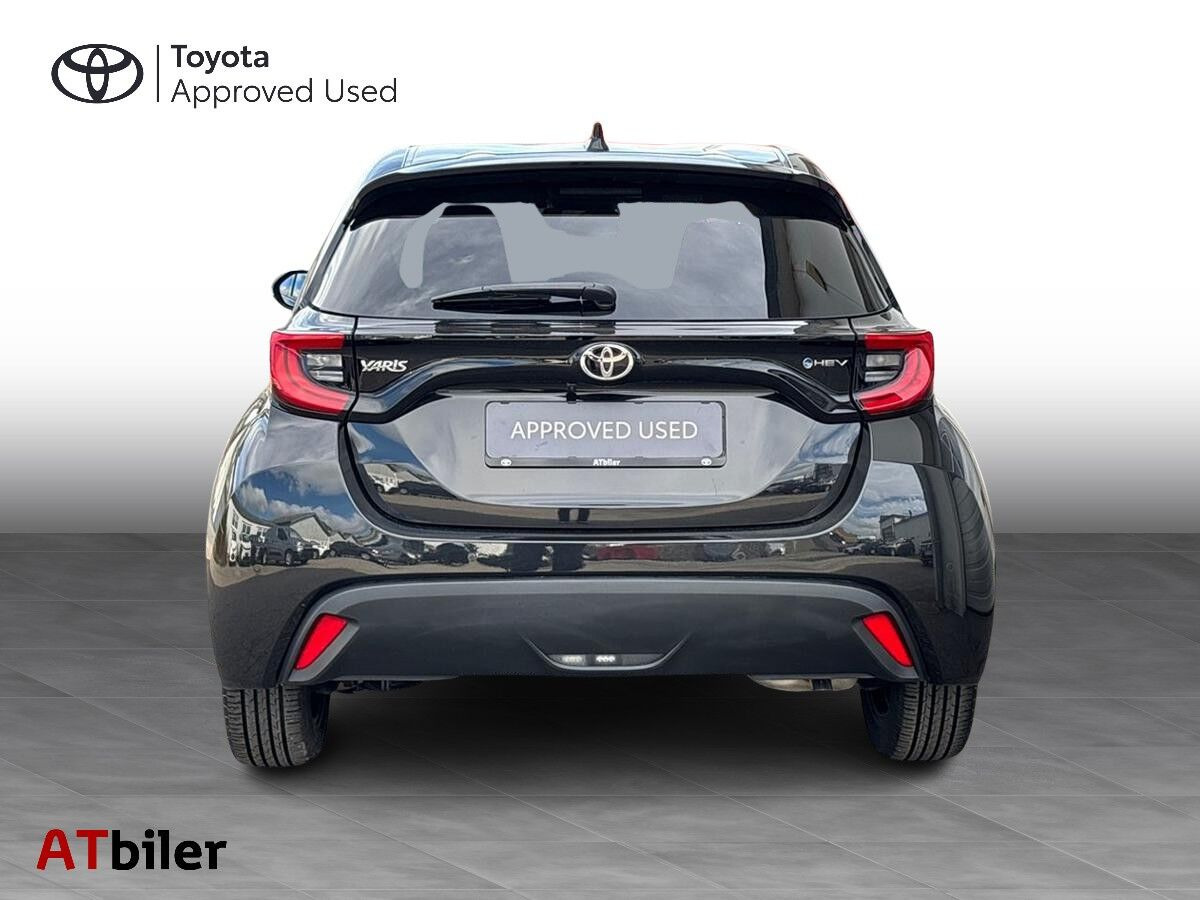 Sort Toyota Yaris fra 2024