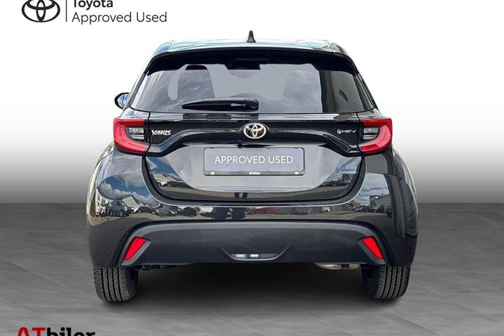 Sort Toyota Yaris fra 2024