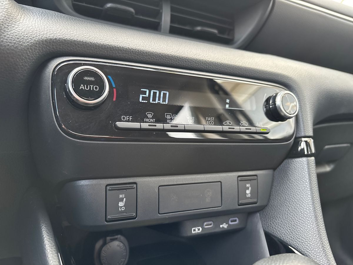 Sort Toyota Yaris fra 2024