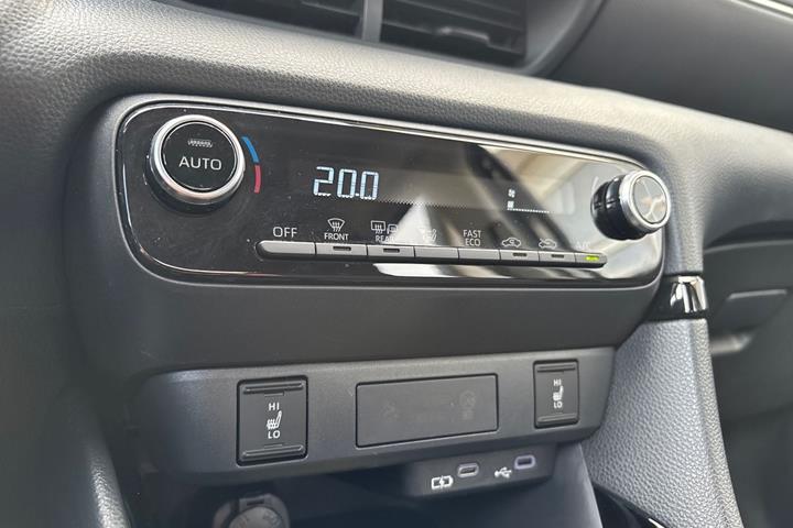 Sort Toyota Yaris fra 2024