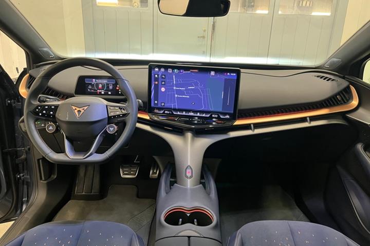 Blå Cupra Tavascan fra 2024
