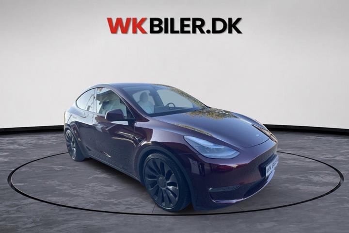 Rød Tesla Model Y fra 2024