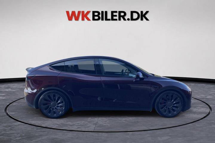 Rød Tesla Model Y fra 2024
