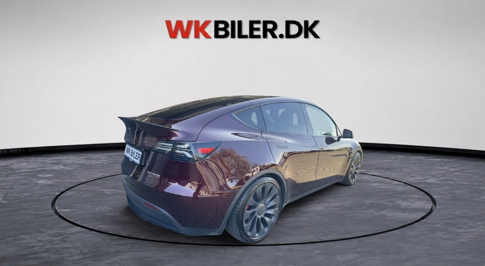 Rød Tesla Model Y fra 2024