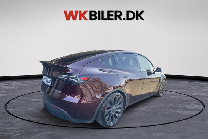 Rød Tesla Model Y fra 2024