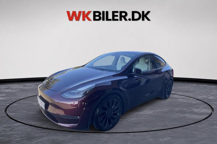 Rød Tesla Model Y fra 2024