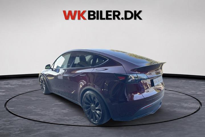 Rød Tesla Model Y fra 2024