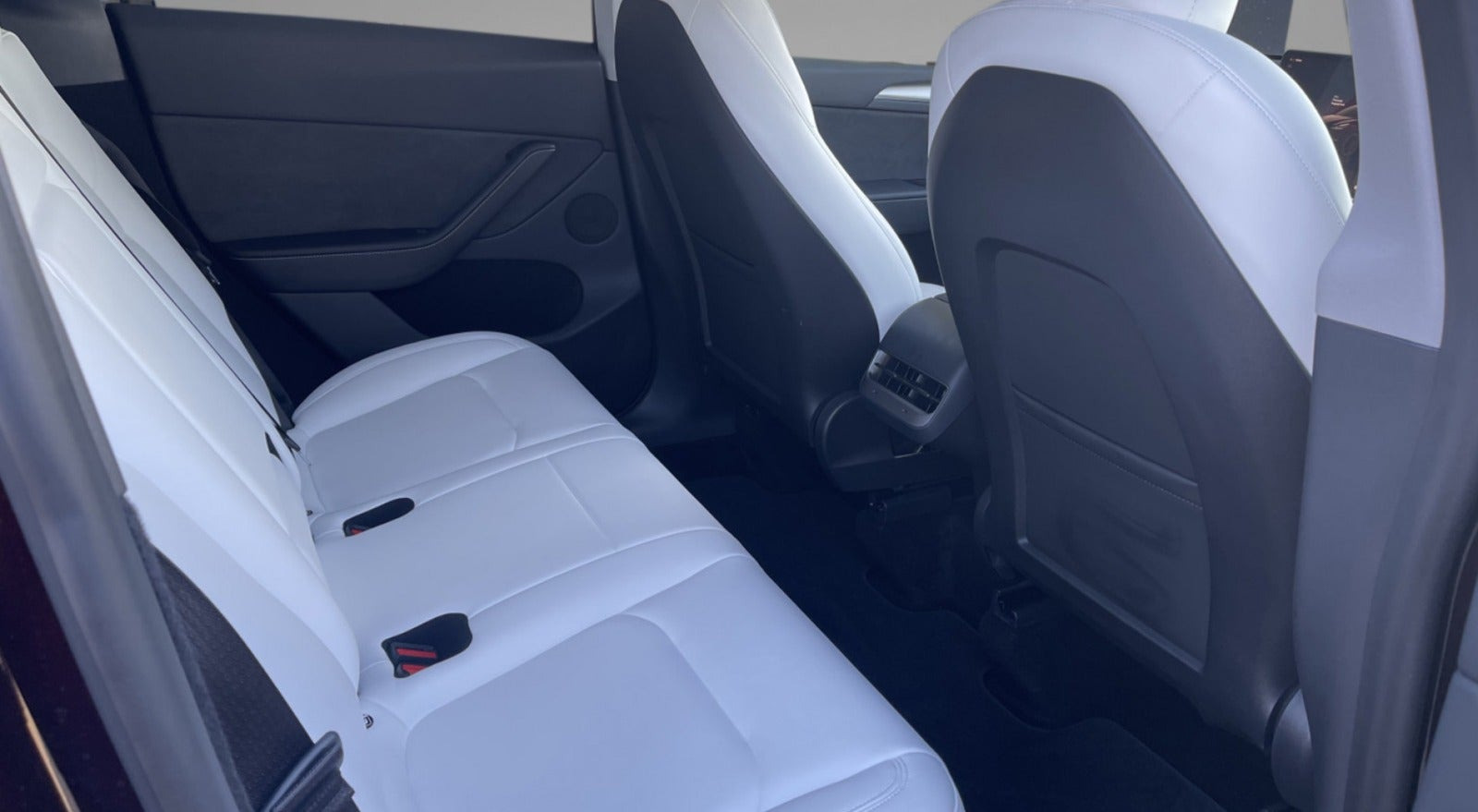 Rød Tesla Model Y fra 2024
