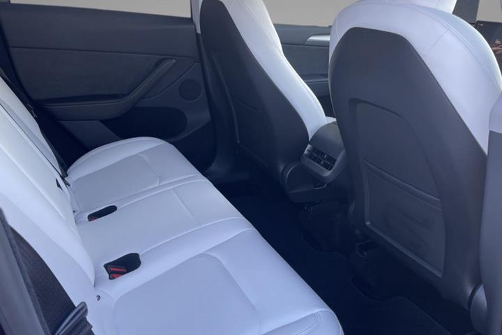 Rød Tesla Model Y fra 2024