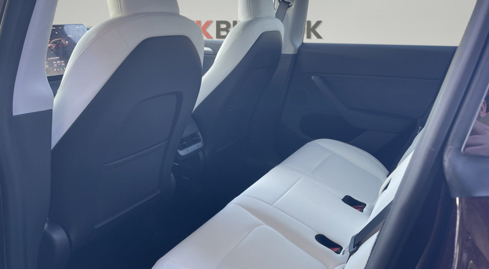 Rød Tesla Model Y fra 2024