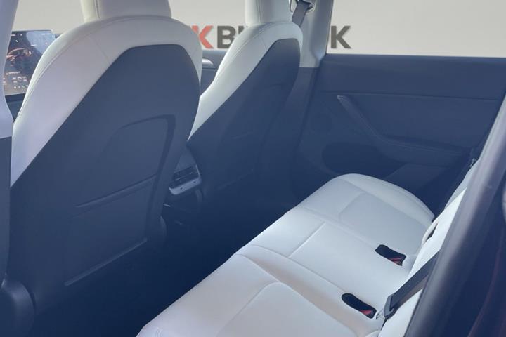Rød Tesla Model Y fra 2024