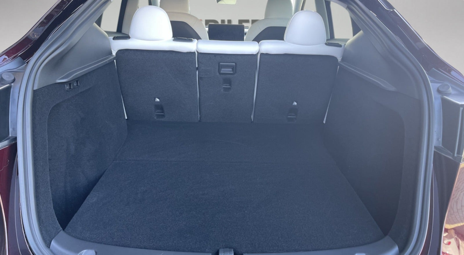 Rød Tesla Model Y fra 2024