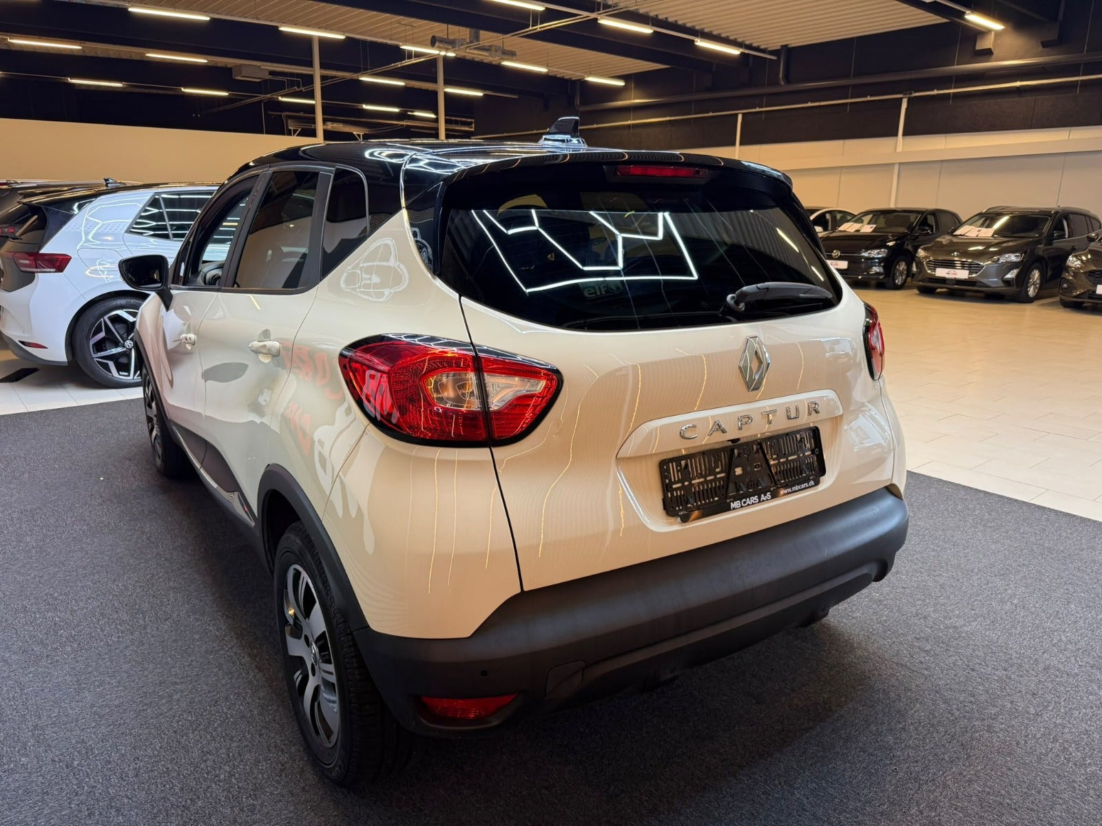 Orange Renault Captur fra 2016