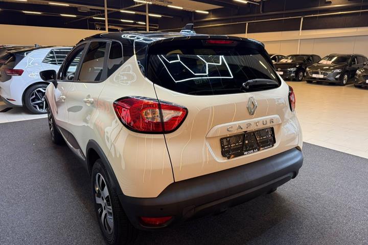Orange Renault Captur fra 2016