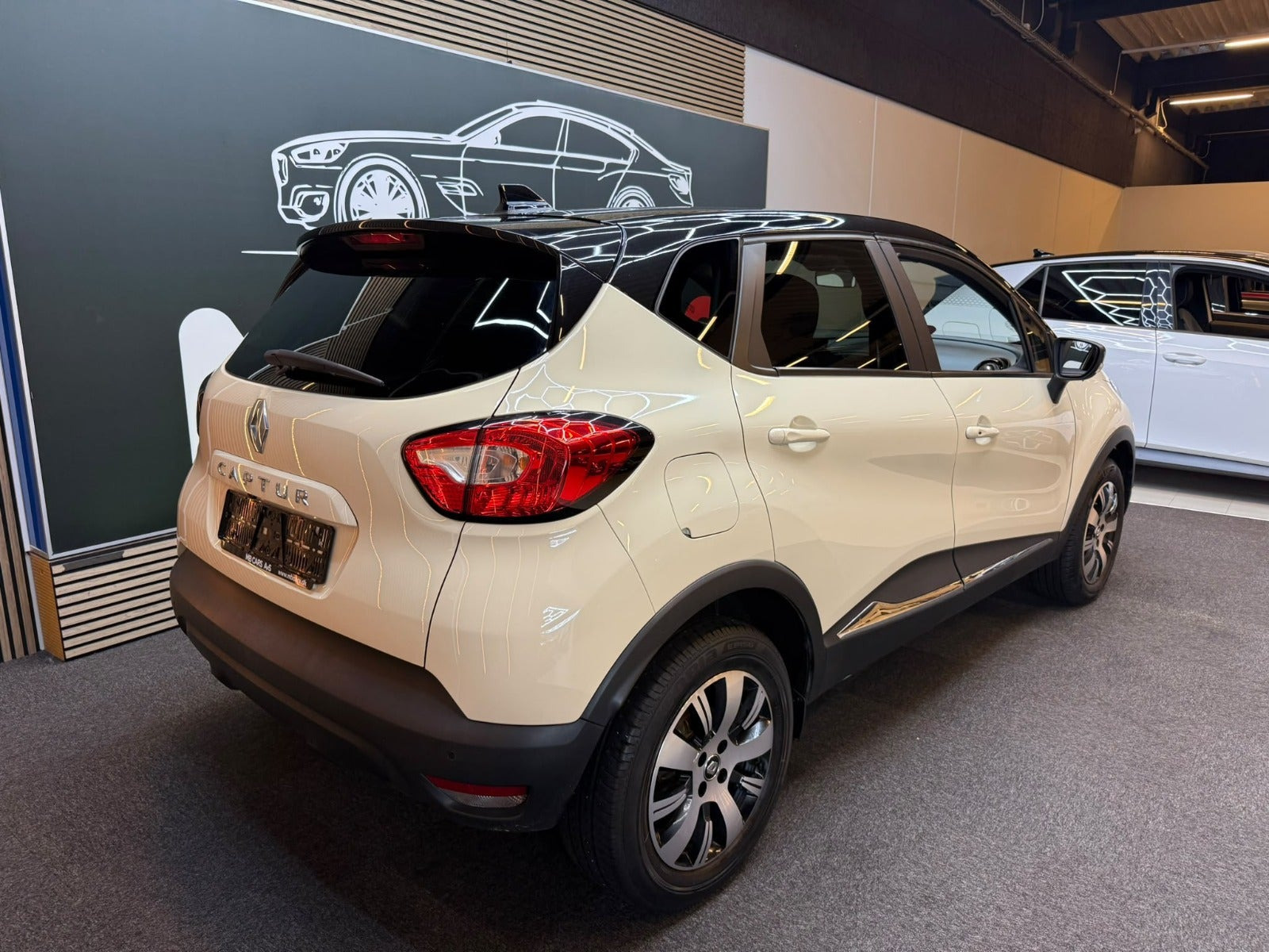 Orange Renault Captur fra 2016