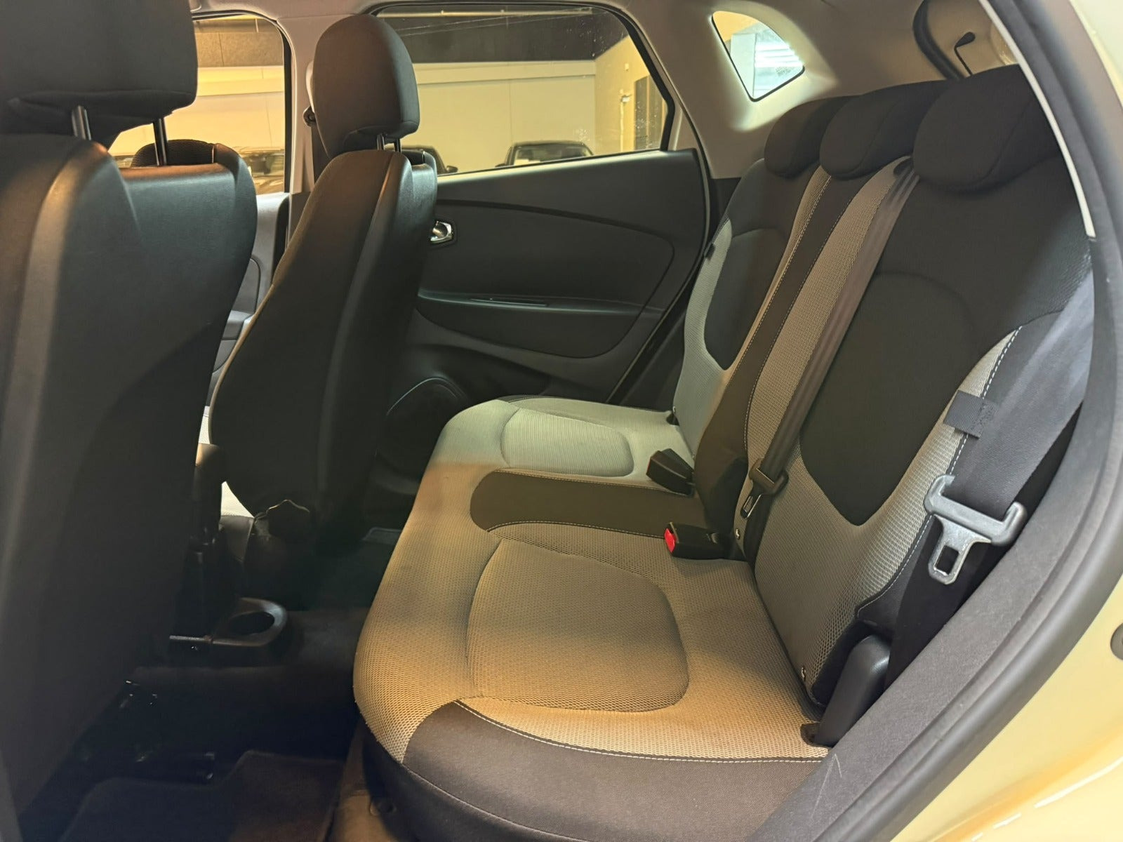 Orange Renault Captur fra 2016