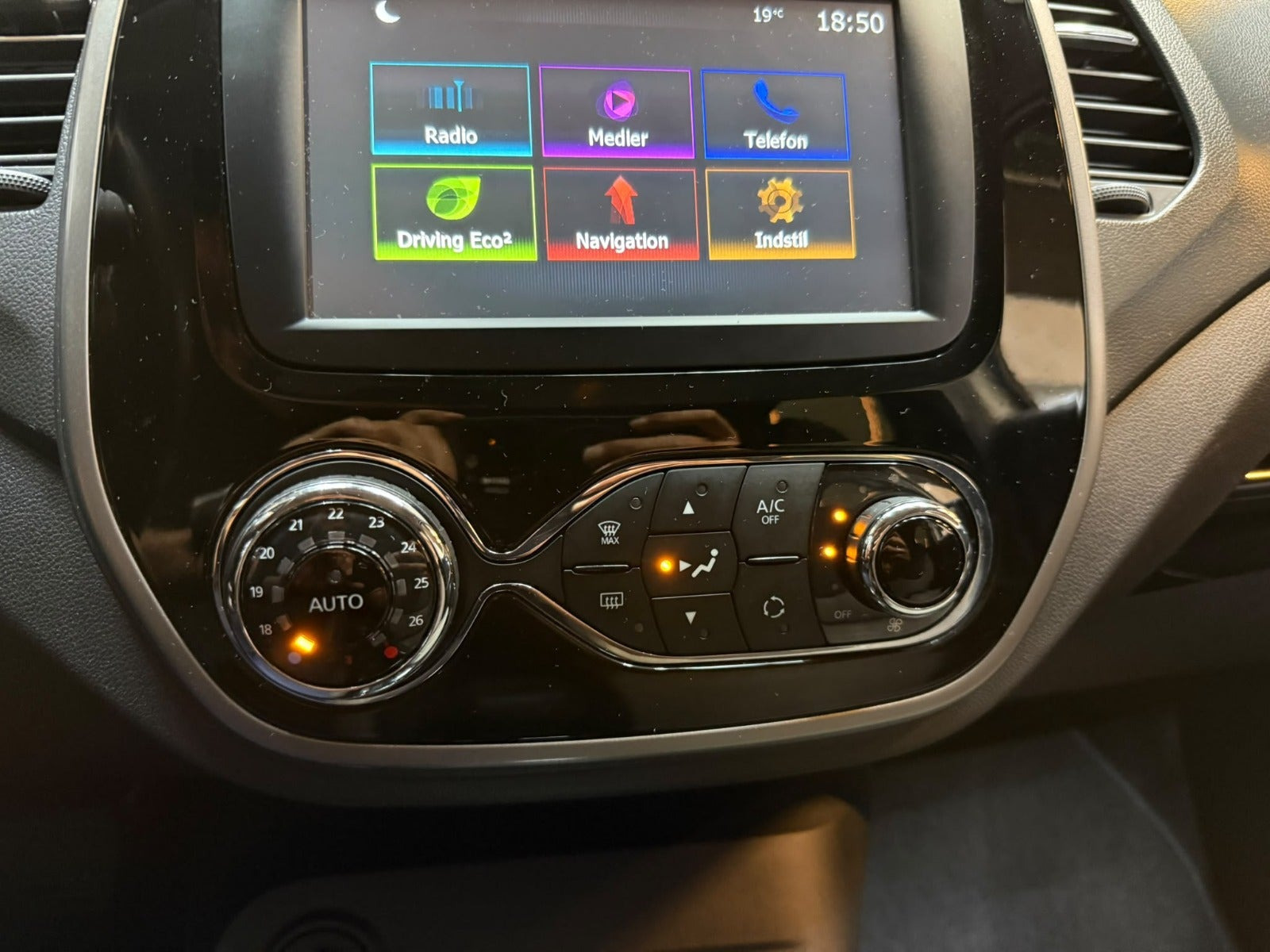 Orange Renault Captur fra 2016