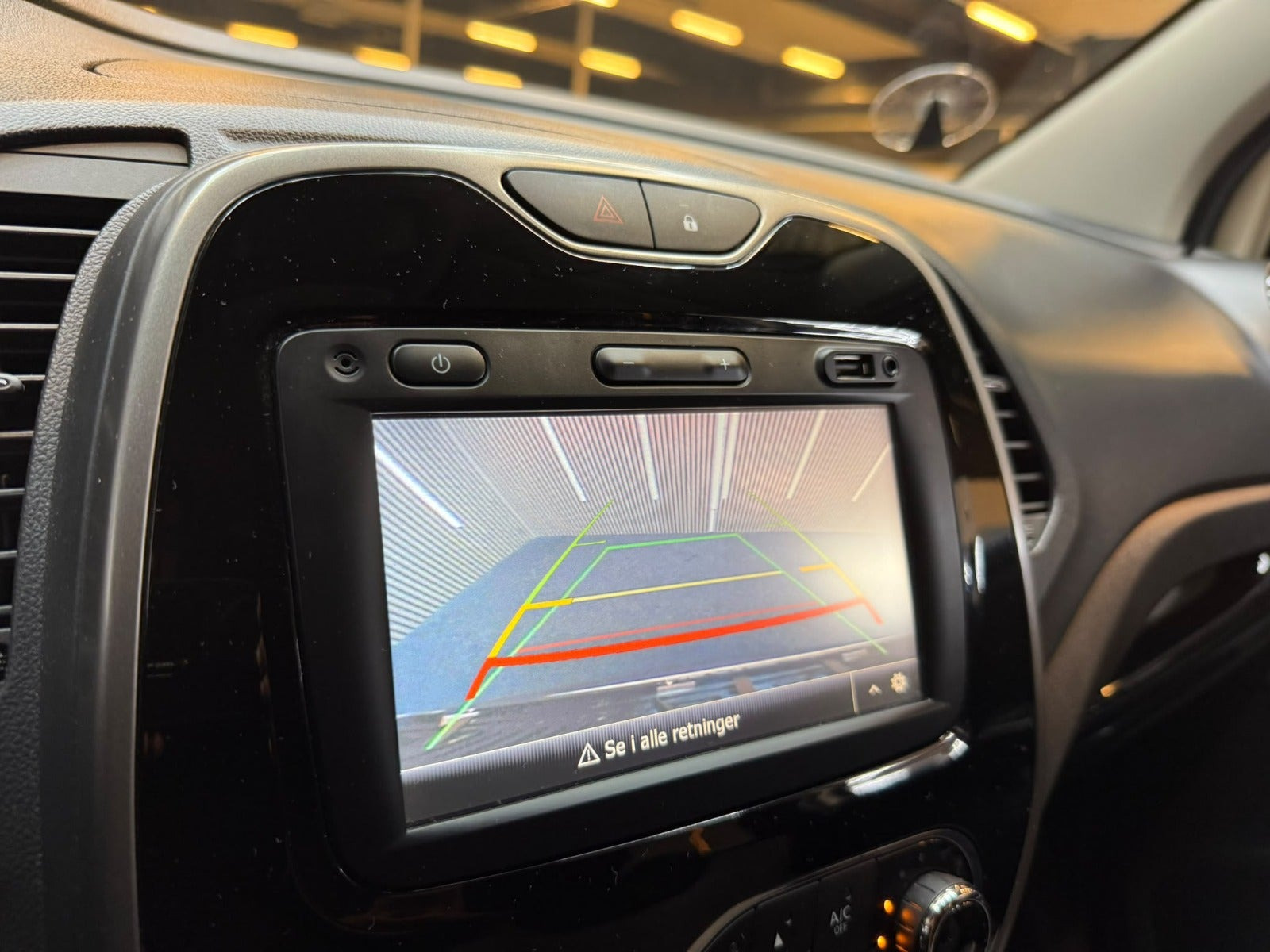 Orange Renault Captur fra 2016