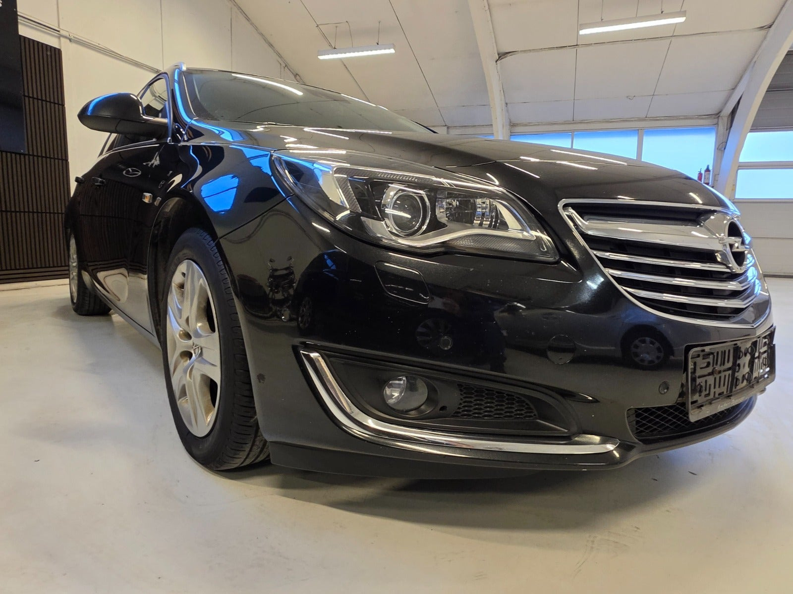 Sort Opel Insignia fra 2015