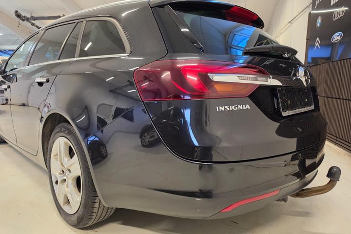 Sort Opel Insignia fra 2015