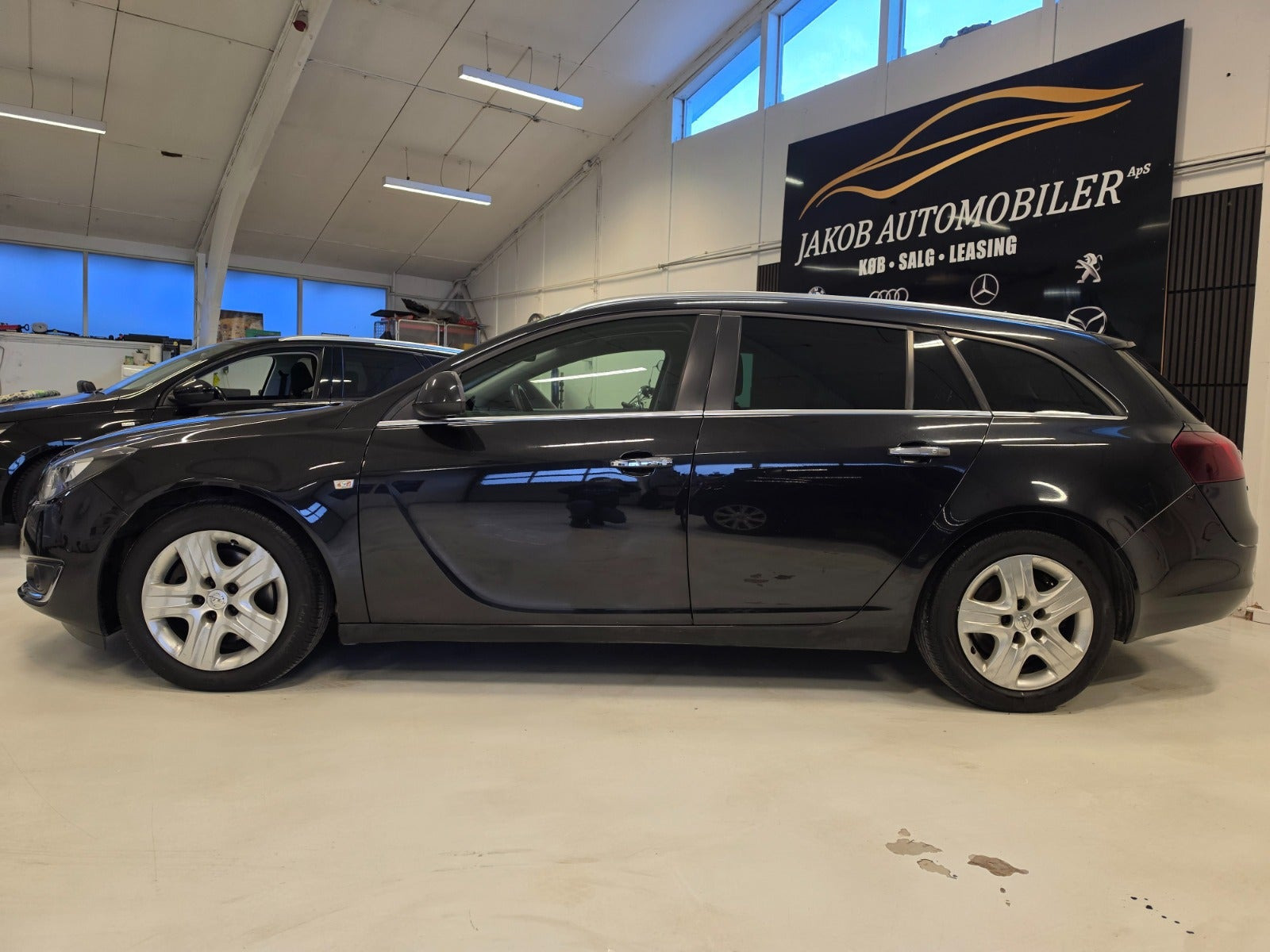Sort Opel Insignia fra 2015