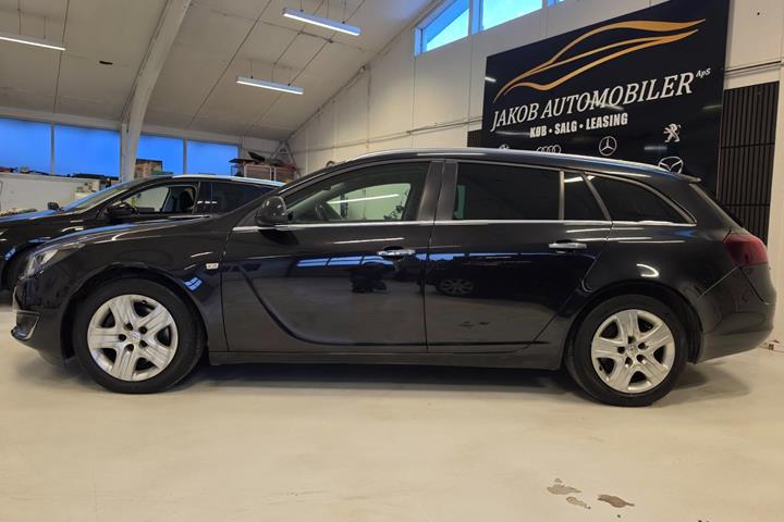 Sort Opel Insignia fra 2015
